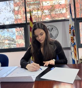 Alba Valero durante la firma del patrocinio deportivo de QUIMI-REACH con el Club Natació Sant Andreu