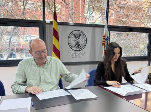 Detalle de la firma del contrato de patrocinio deportivo de QUIMI-REACH con el Club Natació Sant Andreu